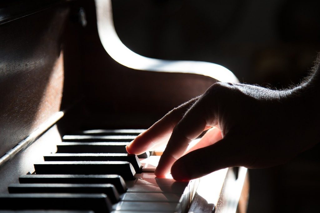 piano, hand, playing-801707.jpg
